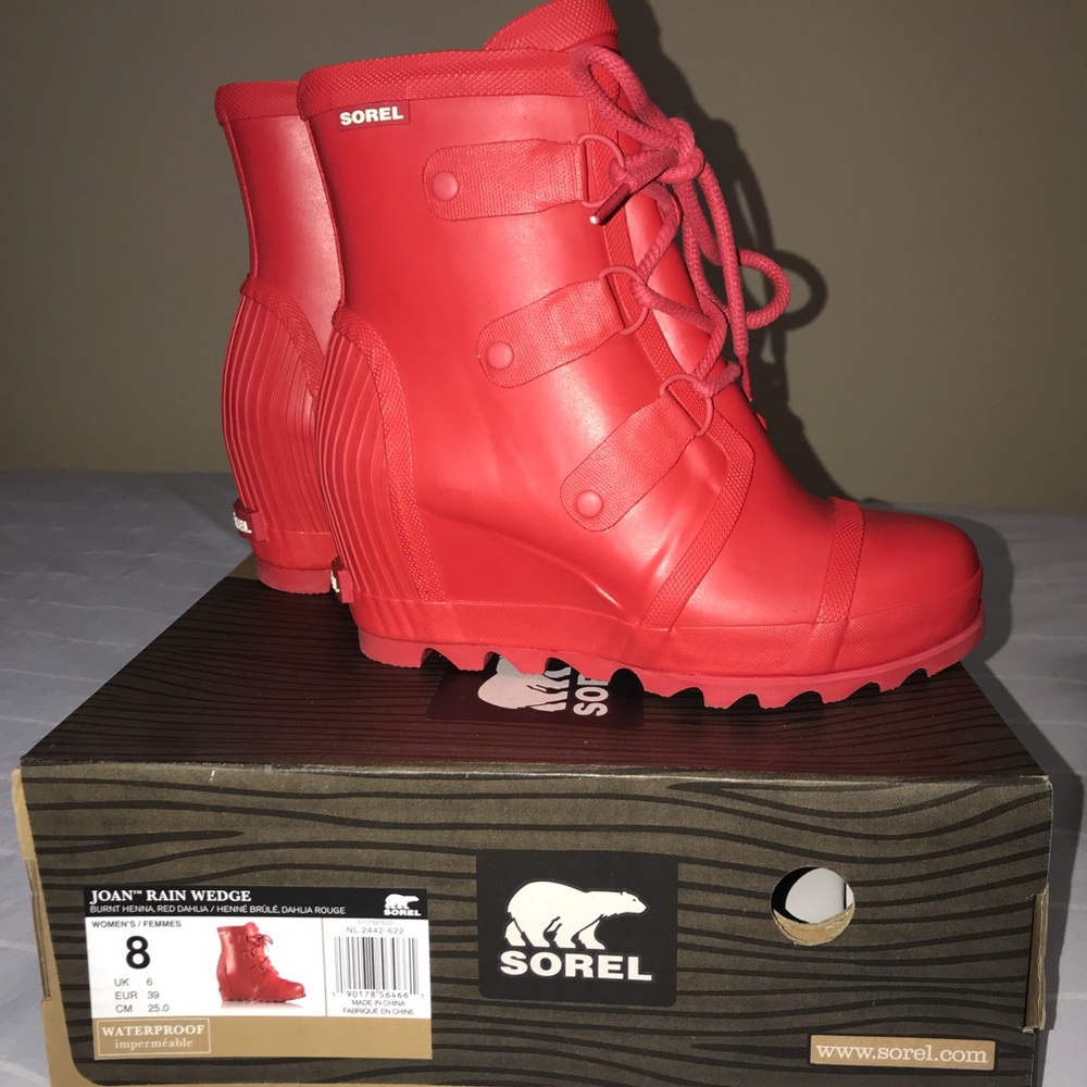 Red Joan rain wedge